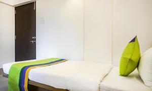 Postel nebo postele na pokoji v ubytování Treebo Luxe Suite, Shivaji Nagar