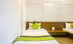 Postel nebo postele na pokoji v ubytování Treebo Luxe Suite, Shivaji Nagar