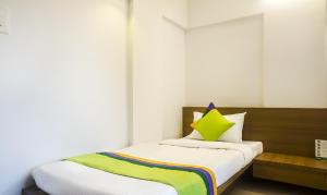 Postel nebo postele na pokoji v ubytování Treebo Luxe Suite, Shivaji Nagar