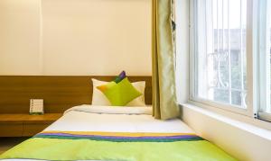 Postel nebo postele na pokoji v ubytování Treebo Luxe Suite, Shivaji Nagar