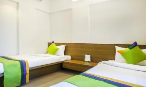 Postel nebo postele na pokoji v ubytování Treebo Luxe Suite, Shivaji Nagar