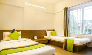 Postel nebo postele na pokoji v ubytování Treebo Luxe Suite, Shivaji Nagar