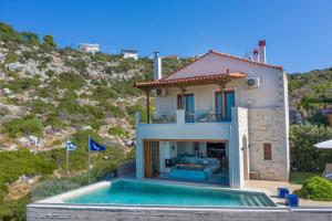 a house on a hill with a swimming pool at Villa Almy in Plaka