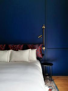 Een bed of bedden in een kamer bij Hôtel Le Ballu