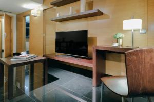 a living room with a tv and a coffee table at Hesperia Fira in Hospitalet de Llobregat