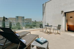 un patio avec des chaises et une table dans un bâtiment dans l'établissement Hesperia Fira, à L'Hospitalet de Llobregat