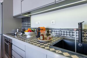 雅典的住宿－Hidesign Athens Luxury Apartments in Kolonaki，厨房配有水槽和台面