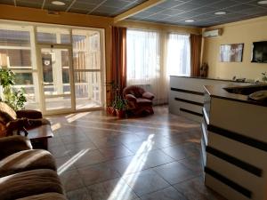 - une cuisine avec un évier et un comptoir dans l'établissement Hotel Salem, à Aktau