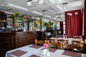 a restaurant with tables and chairs and a bar at Pivdenna Brama in Khmelnytskyi