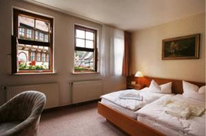 Postel nebo postele na pokoji v ubytování Hotel Zum Kanzler