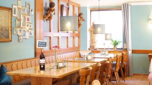 un restaurante con mesa de madera, sillas y ventana en Hotel Dalberg en Sankt Martin