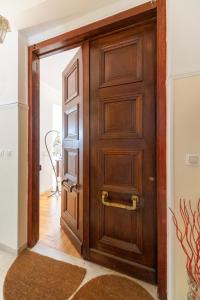 アテネにあるHidesign Athens Luxury Apartments in Kolonakiの敷物付きの部屋の木製ドア