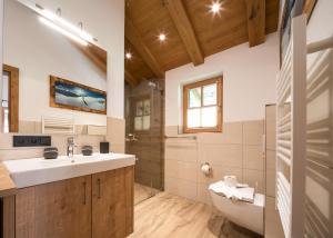 Koupelna v ubytování Alpin Residenzen Panoramabahn by Alpina-Holiday + 37 fotografií