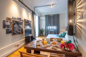 アテネにあるHidesign Athens Luxury Apartments in Kolonakiのリビングルーム(コーヒーテーブル付)