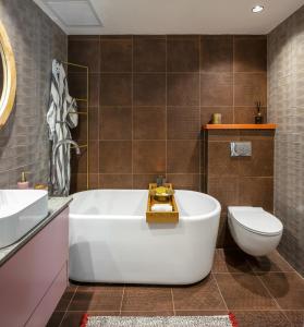 A bathroom at Boutique & Comfort in David's Village by FeelHome