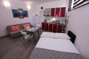 Kuchyň nebo kuchyňský kout v ubytování Apartments Damjan + 22 fotografií