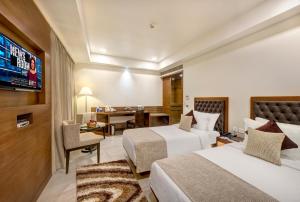 Postel nebo postele na pokoji v ubytování Peerless Hotel Kolkata