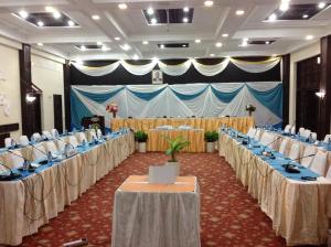 un salón de banquetes con filas de mesas y sillas en Mombasa Continental Resort, en Shanzu