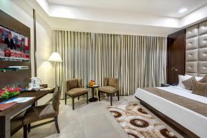 Postel nebo postele na pokoji v ubytování Peerless Hotel Kolkata