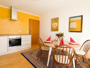 un comedor con una mesa con servilletas rojas. en Apartment in the Black Forest with balcony, en Urberg