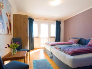 1 dormitorio con cama, mesa y ventana en Apartment in the Black Forest with balcony, en Urberg