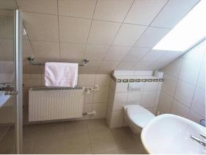 małą łazienkę z toaletą i umywalką w obiekcie Pension Braun w mieście Winterberg