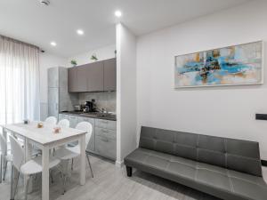 uma cozinha e sala de jantar com uma mesa e um sofá em Diaz Apartment em Cagliari