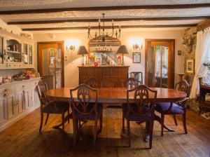 uma cozinha com uma mesa de jantar e cadeiras em Langside Bed and Breakfast em Fenwick