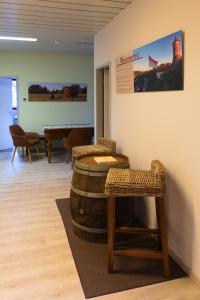 uma sala de espera com uma mesa de barril e cadeiras em Eckerts Quartier em Waischenfeld
