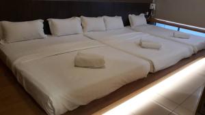 蒲種的住宿－馬來西亞蒲種韋佛酒店，两张睡床彼此相邻,位于一个房间里