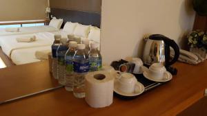 蒲種的住宿－馬來西亞蒲種韋佛酒店，一张桌子上放着一大堆瓶装水