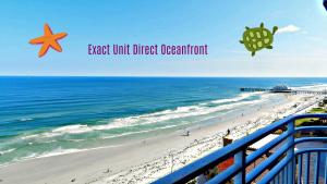 Blick auf einen Strand mit Leuten, die auf dem Sand laufen in der Unterkunft 1 BR Direct Oceanfront Condo Wyndham Ocean Walk Resort - Daytona Funland 703 in Daytona Beach