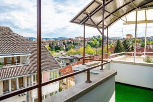 Apartment mit Balkon und Stadtblick in der Unterkunft Studio Vazrozhdenska in Weliko Tarnowo