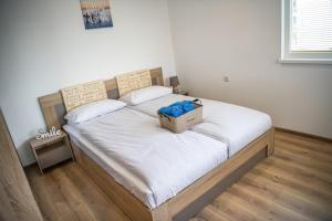 - une chambre avec un lit et une boîte dans l'établissement Studio Vazrozhdenska, à Veliko Tarnovo