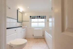 纽基Bejowan Cornish Cottage的带马桶、水槽和窗户的浴室 更多9张照片