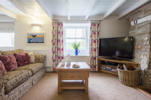 纽基Bejowan Cornish Cottage的配有沙发和平板电视的客厅