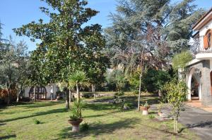 Jardín al aire libre en Villa MariÆtna