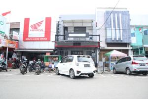 Gallery image of OYO 1191 Monalisa Residence And Cafe in Padang