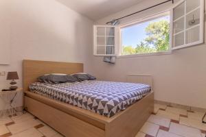 un dormitorio con una cama y una ventana en Villa les Pins, en Callas