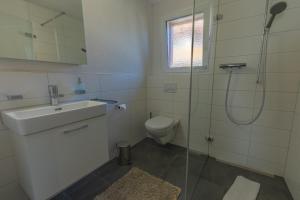 Koupelna v ubytování Harder Apartment - Aare Jungfrau AG