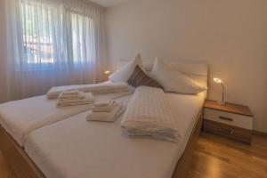 Postel nebo postele na pokoji v ubytování Harder Apartment - Aare Jungfrau AG