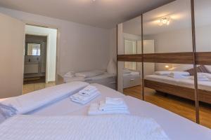 Postel nebo postele na pokoji v ubytování Harder Apartment - Aare Jungfrau AG