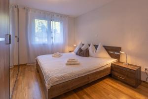 Postel nebo postele na pokoji v ubytování Harder Apartment - Aare Jungfrau AG