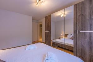 Postel nebo postele na pokoji v ubytování Harder Apartment - Aare Jungfrau AG