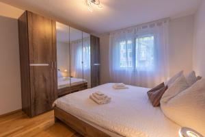 Postel nebo postele na pokoji v ubytování Harder Apartment - Aare Jungfrau AG