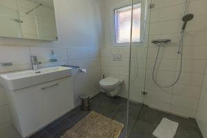 Koupelna v ubytování Harder Apartment - Aare Jungfrau AG
