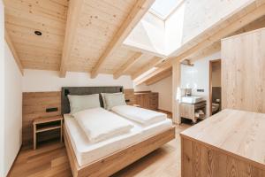 a bedroom with a bed and a skylight at Lochbauer in Meltina