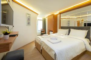 Habitación de hotel con cama grande y escritorio. en Seven Rooms Oldcity Hotel, en Estambul