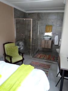 um quarto com um chuveiro e uma cama e uma casa de banho em Bayside guesthouse em East London