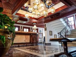 アクヤカにあるElif Hanim Hotel & Spaの大画面リビングルーム
